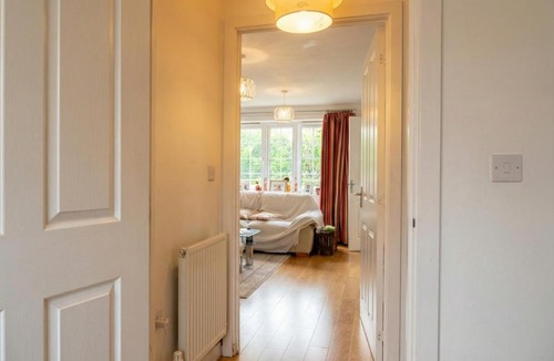 Bedford House | Quiet Three-Bedroom Home in Stewartby with Ensuite and Workspace