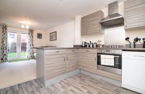 Wolverhampton Apartment | Quiet Two Bedroom House Driveway Parking & Garden