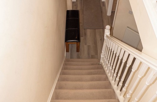 Swindon House | Quiet Yellow Rest House – Sleeps 7