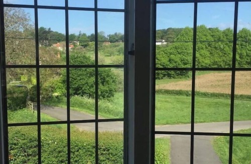 Maidenhead House | Quintessential Historic English Country house set in acre with heated pool