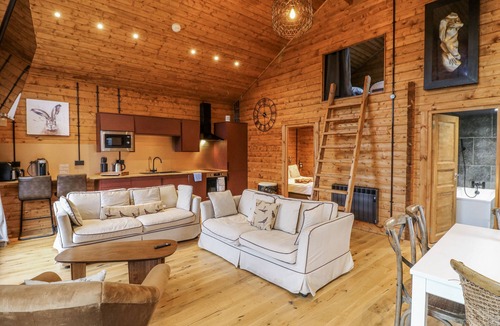 South Luffenham Cottage | RABBIT HOLE, pet friendly, with hot tub in Stamford