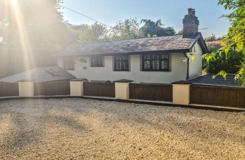 Aughton House | Rainbow Cottage Spacious Detached Home, Hot Tub, Sleeps 7