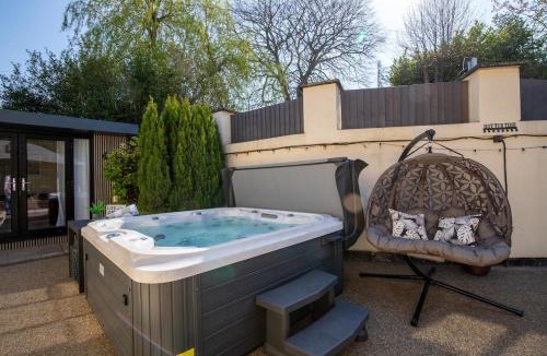 Aughton House | Rainbow Cottage Spacious Detached Home, Hot Tub, Sleeps 7