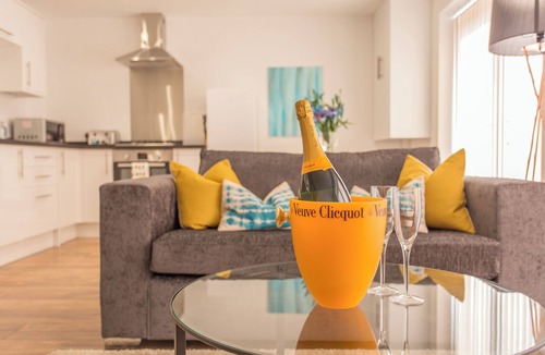 Cowley Apartment | Rana Ct 3 (The Churchill Suite) | 1 Bed Ground Floor Apt