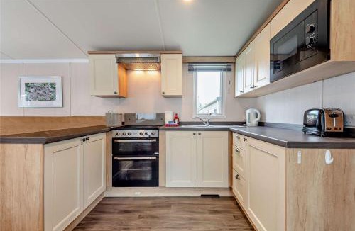 Ringwood House | Rated Superb - Award-Winning Family Holiday Park - Live Shows, Themed Events, and Activities for All Ages, Day and Night - WiFi, Netflix, Linens - Gym, Sauna - Spotless, Quiet, Secluded, Parking - Restaurant, Shop, Bar