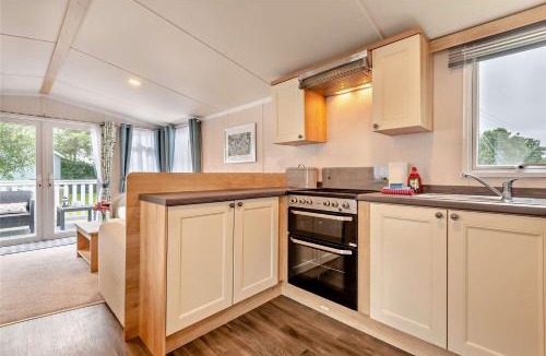 Ringwood House | Rated Superb - Award-Winning Family Holiday Park - Live Shows, Themed Events, and Activities for All Ages, Day and Night - WiFi, Netflix, Linens - Gym, Sauna - Spotless, Quiet, Secluded, Parking - Restaurant, Shop, Bar