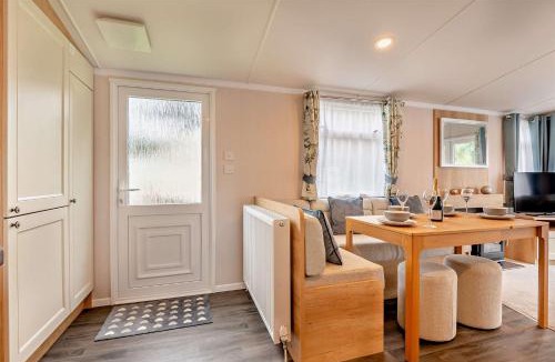 Ringwood House | Rated Superb - Award-Winning Family Holiday Park - Live Shows, Themed Events, and Activities for All Ages, Day and Night - WiFi, Netflix, Linens - Gym, Sauna - Spotless, Quiet, Secluded, Parking - Restaurant, Shop, Bar