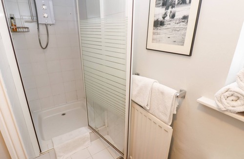 Humshaugh Cottage | RAVENSIDE, pet friendly, with a garden in Humshaugh