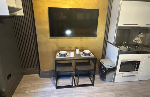Blackpool Town Center Apartment | Reads Avenue - Luxury Ground Floor Studio - Next Door to H&A Social Club