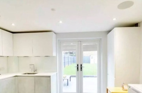 Hatfield House | Recently renovated, modern house. Next to train station. 30 minutes to London.