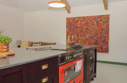 Sticklepath Cottage | REDDAWAY THRESHING BARN, pet friendly, with hot tub in Okehampton