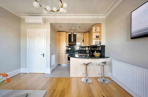 Bayswater Apartment | Refurbished 2BR 2Bath Top Floor Apartment near Hyde Park