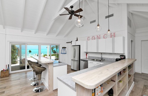 William's Town House | Relaxation, Seclusion and Luxury - beachfront and poolside