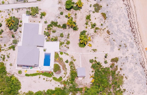 William's Town House | Relaxation, Seclusion and Luxury - beachfront and poolside