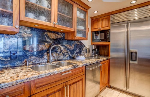 Kahana Condo | Remodeled top-floor oasis with ocean views