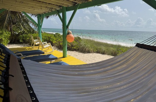 Savannah Sound Villa | Remote Beachfront Treasure 4-bedroom villa WiFi and AC on Windermere Eleuthera