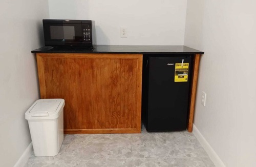 Lubbers Quarters Cay Apartment | Rest Easy Nightly Rental Charming 1-bedroom with AC, WiFi in Marsh Harbour