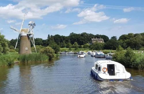 Stalham Ski Chalet | 'Retro Retreat' Holiday chalet in the Norfolk Broads