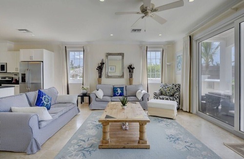 Palm Cay Villa | Right on the Beach | Private Garden | Family Friendly | Grill