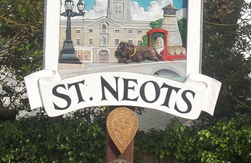 St Neots House | River House 2BR 1 bathroom & downstairs toilet Parking St Neots Town Centre