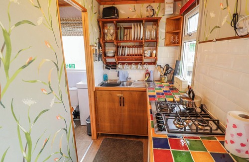 Peterborough Cottage | RIVERSIDE CABIN, pet friendly in Peterborough