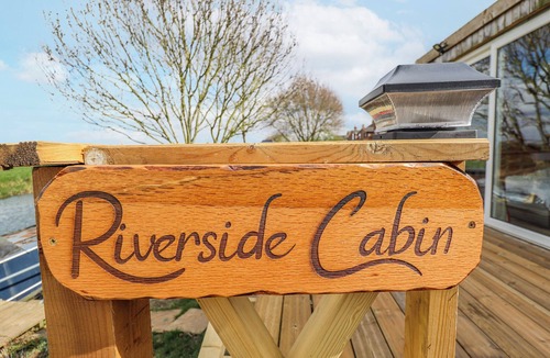 Peterborough Cottage | RIVERSIDE CABIN, pet friendly in Peterborough