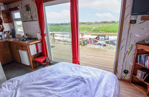 Peterborough Cottage | RIVERSIDE CABIN, pet friendly in Peterborough