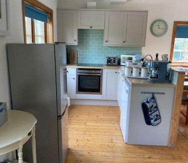 Upton upon Severn House | Riverside Cottage with balcony and fishing jetty