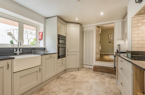 Martin Cottage | RIVERSIDE HOUSE, pet friendly, with open fire in Fordingbridge