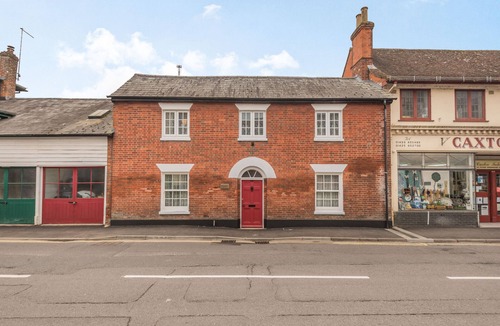 Martin Cottage | RIVERSIDE HOUSE, pet friendly, with open fire in Fordingbridge