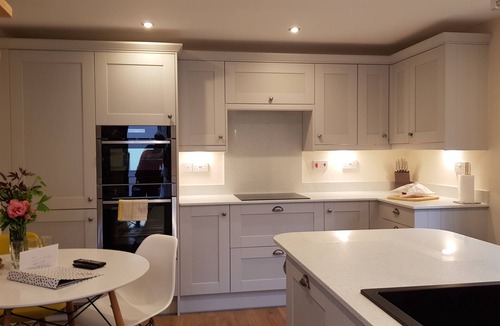 Martin Cottage | Riverside Pied a Terre, in Town, Two Acre Garden