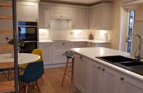 Martin Cottage | Riverside Pied a Terre, in Town, Two Acre Garden