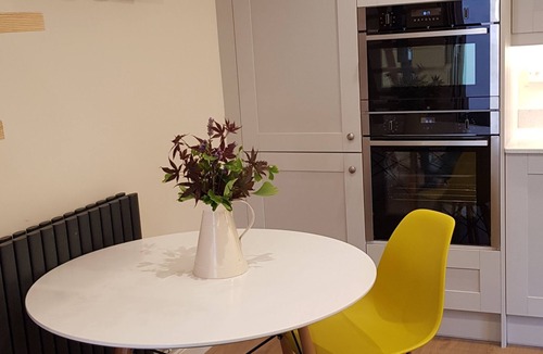 Martin Cottage | Riverside Pied a Terre, in Town, Two Acre Garden