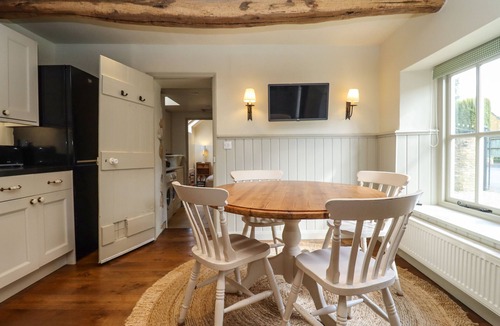 Bourton-on-the-Water House | ROBINS NEST, pet friendly, with a garden in Bourton-On-The-Water