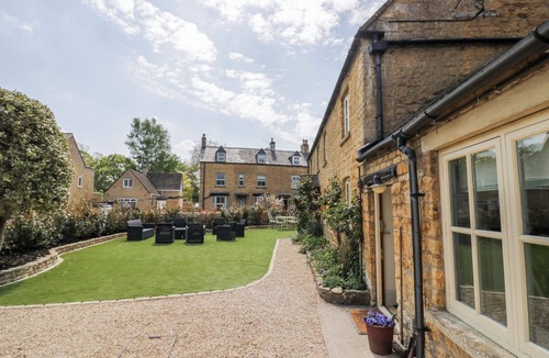 Bourton-on-the-Water House | ROBINS NEST, pet friendly, with a garden in Bourton-On-The-Water