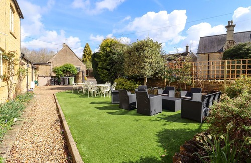 Bourton-on-the-Water House | ROBINS NEST, pet friendly, with a garden in Bourton-On-The-Water