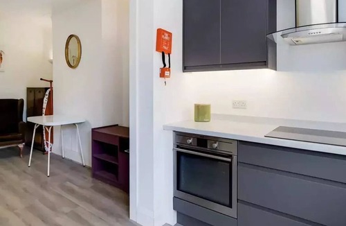 Frognal and Fitzjohns House | Romantic Double Room in Worcester Mews NW6
