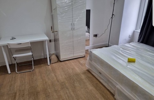 Frognal and Fitzjohns House | Romantic Double Room in Worcester Mews NW6