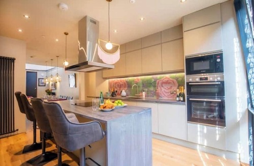 Market Street House | Rooftop Retreat | Historic views | Private Parking