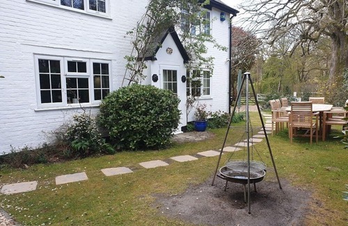 Burley Cottage | Rose Cottage, Burley, New Forest National Park - dog friendly,EV point,sleeps 10