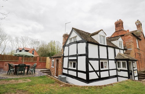Upton upon Severn Cottage | ROSE COTTAGE, family friendly, with a garden in Upton Upon Severn
