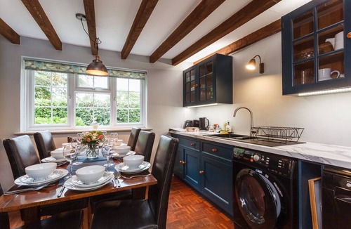 Burley House | Rose Cottage in the heart of the New Forest, dogs welcome, EV point, sleeps 6