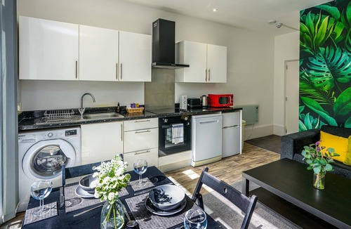 Moseley Apartment | Ruby Suite Moseley Mews by STAE-Homes