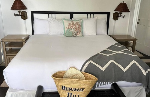 Dunmore Town Hotel | Runaway Hill Inn
