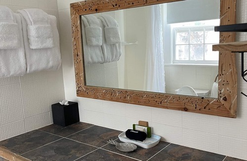 Dunmore Town Hotel | Runaway Hill Inn