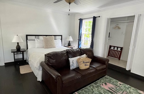 Dunmore Town Hotel | Runaway Hill Inn