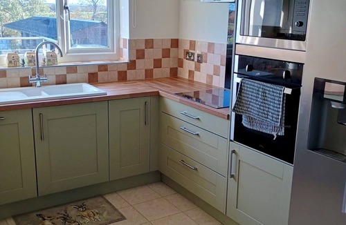 Twywell House | Rural 2 Bed Bungalow with Stunning Views, WiFi and Parking. Business and Leisure