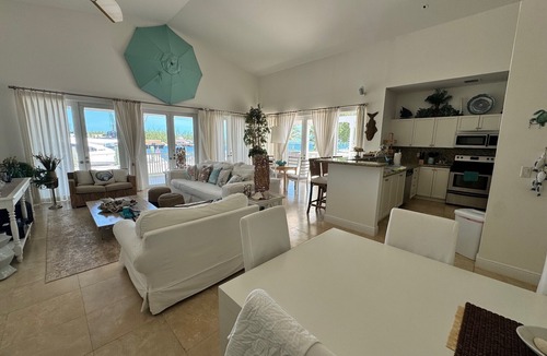 Alice Town Resort | RW BIMINI RESORT - BAYFRONT 4 BED/3 BATH PRIVATE HOUSE - 75FT BOAT SLIP