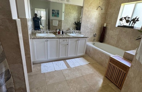 Alice Town Resort | RW BIMINI RESORT - BAYFRONT 4 BED/3 BATH PRIVATE HOUSE - 75FT BOAT SLIP