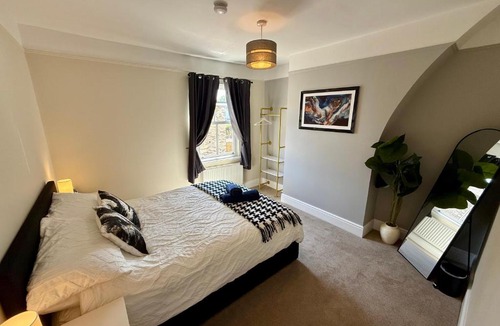 Salisbury House | Salisbury City Centre Cottage